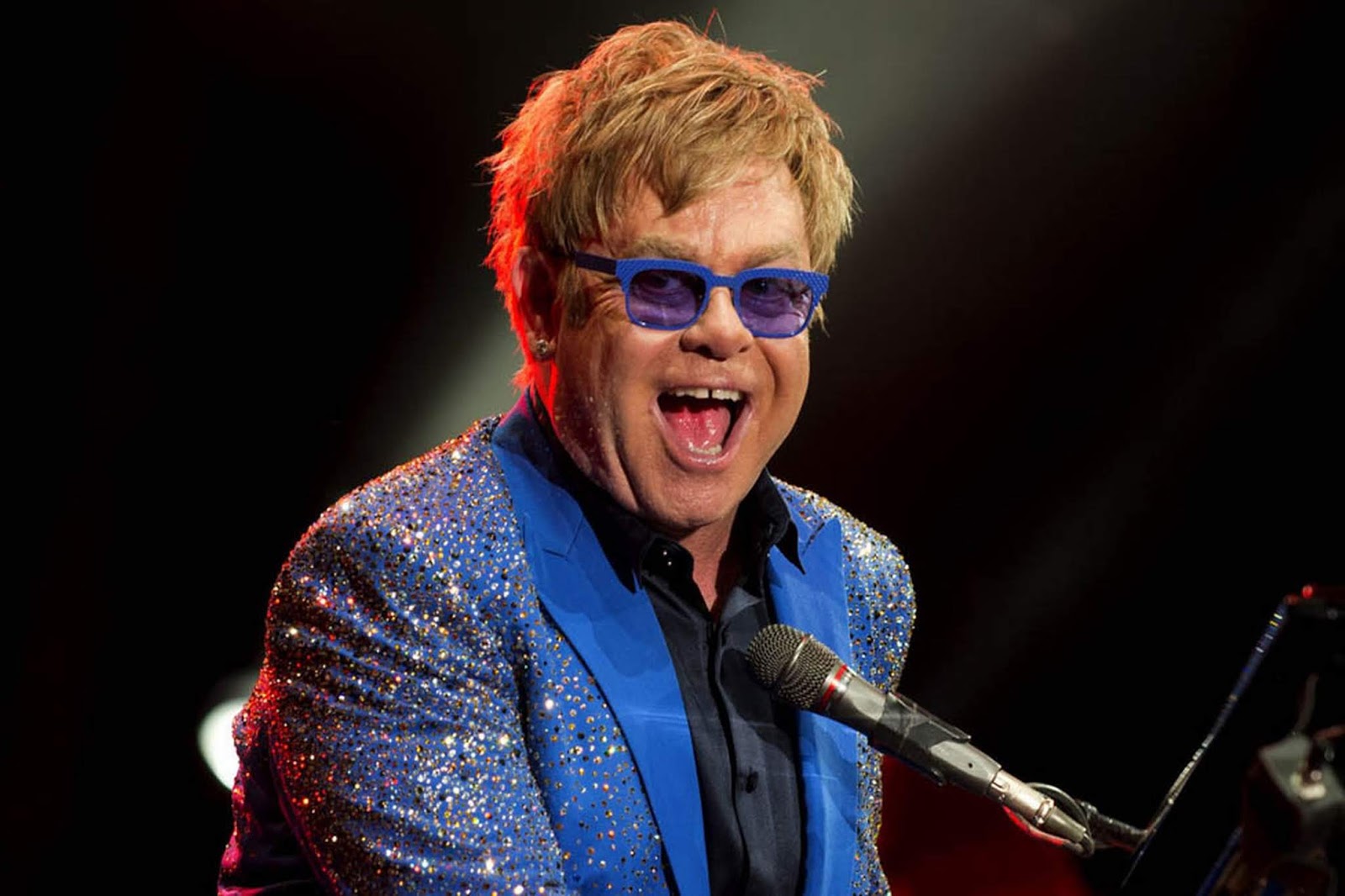 Elton John Singing.jpg