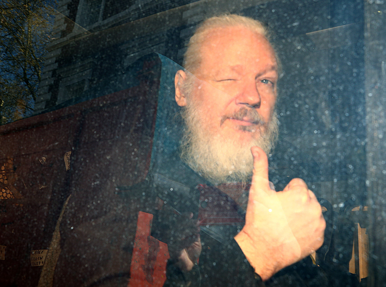 Assange2bthumbs2bup.jpg
