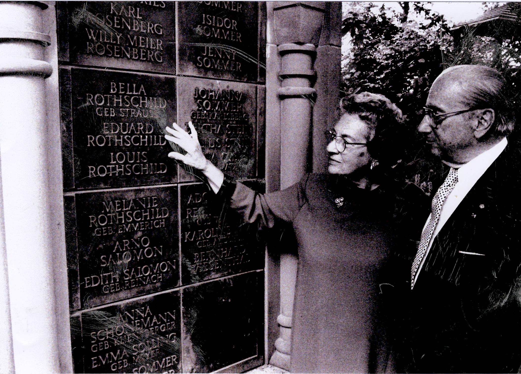 Marianne i Fred Schwab pod pomnikiem deportowanych Żydów w Bad Homburg, lata 1990., prywatne
